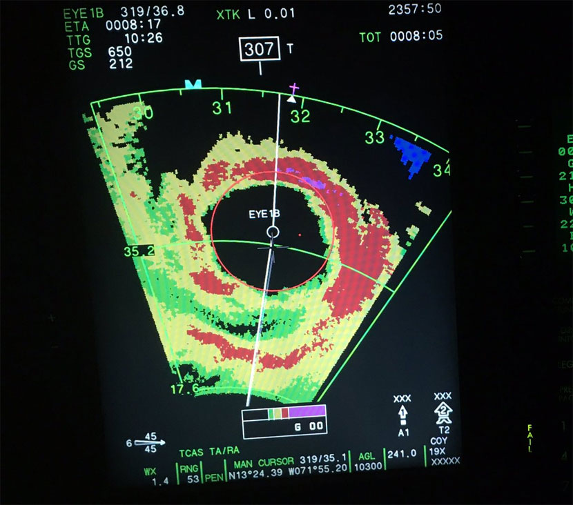 Núcleo (ojo y pared del ojo) del gran huracán Matthew a vista de radar, desde el avión cazahuracanes WC130J, cuando alcanzaba la categoría 5.