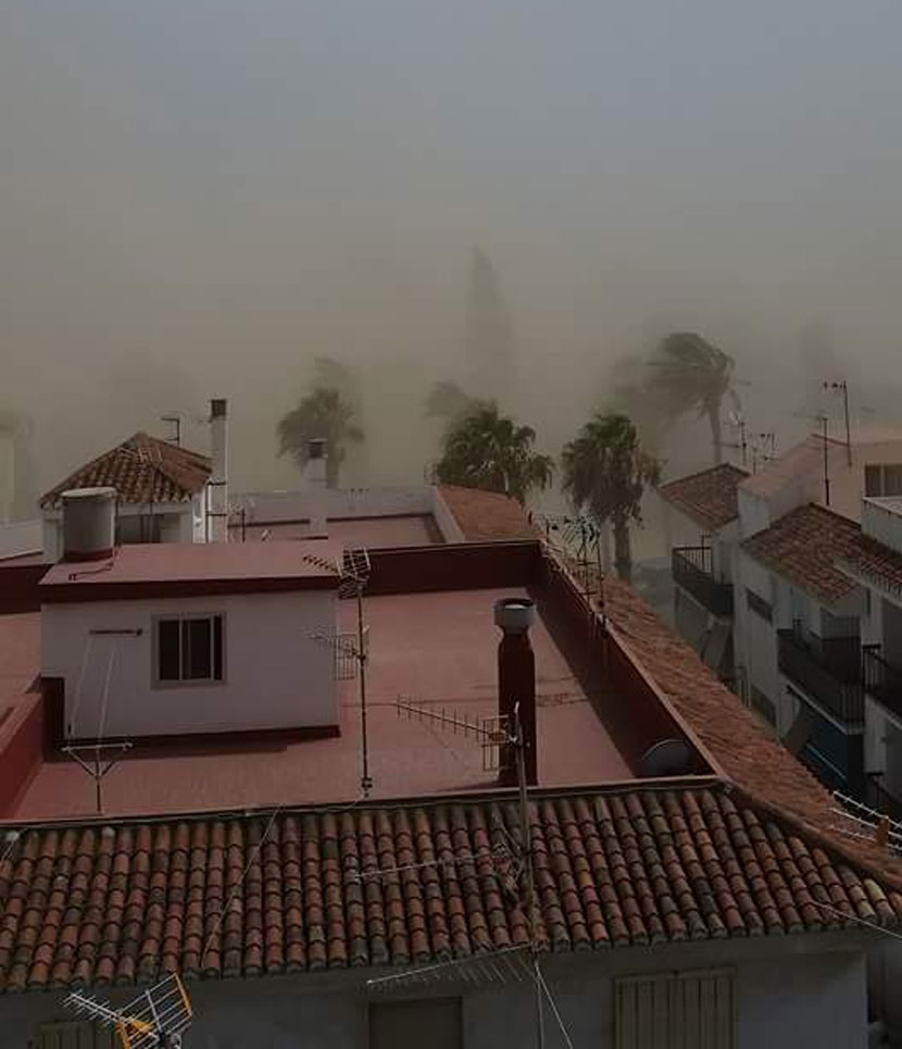 Gran polvareda levantada en Salobreña durante el evento de reventón cálido, del 19 de julio de 2016. Foto: Joffrey Falaise.