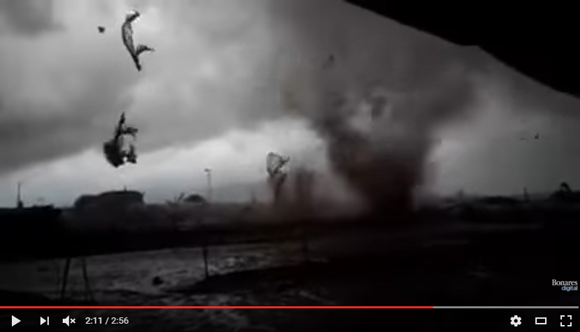 Captura de uno de los momentos más dramáticos del vídeo del tornado.
